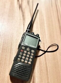 Profesionální širokopásmový přijímač AOR AR-8200