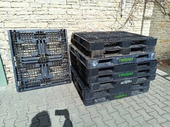 Palety plastove 1x 110 x 100,  6x 130 x 110, 1x 125 X 100cm