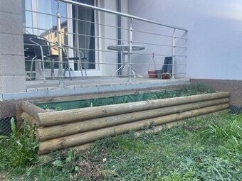 Vyvýšený záhon z kulatin - dřevěný