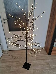Svítící dekorativní strom