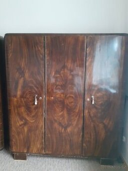 Starožitná skříň na chalupu nebo do retro interiéru art deco