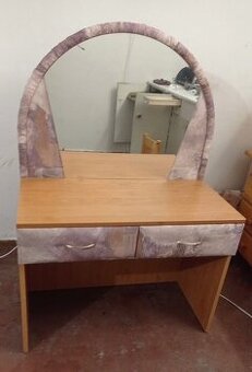 Kosmetický/toaletní stolek