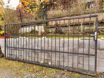 Posuvná brána železná