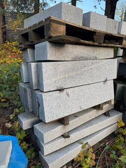 Žulové obrubníky a bloky CENA ZA VŠE NA FOTO - ASI 12 PALET - 1