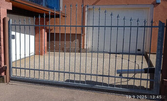 Prodám vjezdová vrata