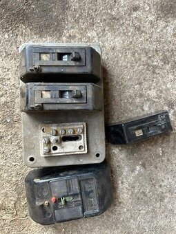 Staré elektrické jističe a odpočtove hodiny