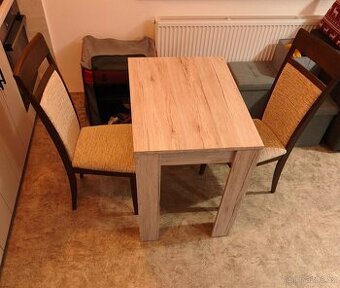 Jídelní stůl