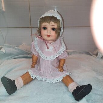 Stará starožitná panenka