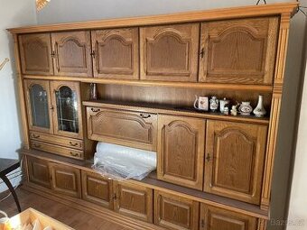 Nábytková stěna (např. obývací pokoj).