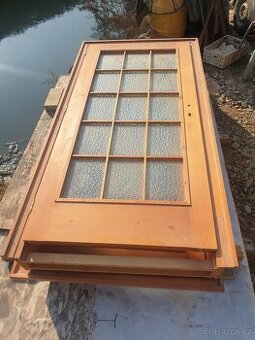 Dřevěné dveře s obložkou 2 ks