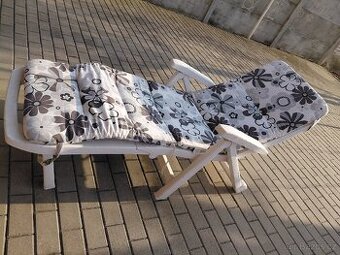 Zahradní plastové lehátko