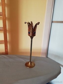 Kovový svícen ve tvaru koruny