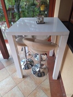 Barové židle a vysoký stůl