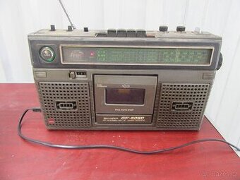 Nabízím staré radio Sharp GF-8080H.Prasklé madlo rozdělany k