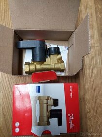 Uzavírací a vypouštěcí ventil