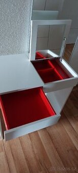 Kosmetický stolek Ikea