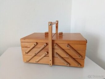 Rozkládací kazeta na šicí potřeby