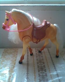 Nová panenka s chodícím koníkem