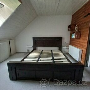 Masivní dřevěná manželská postel