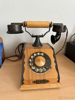 Starý dřevěný telefon Tesla