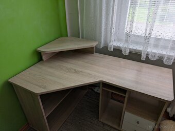 Rohový PC stůl