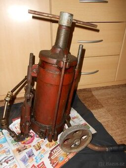 RETRO mazací lis na kolečkách - 25kg - chybí výrobní štítek