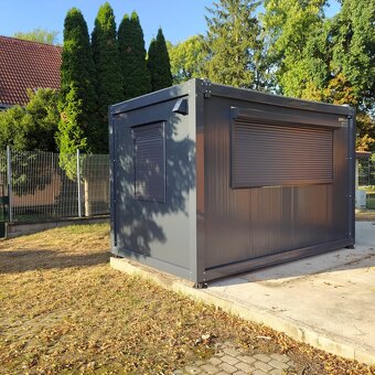 obytný kontejner o rozměru 2,4 x 4 m
