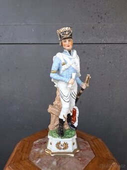 Sběratelská porcelánová soška důstojníka