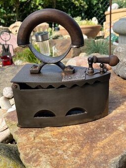 Starožitná litinová žehlička