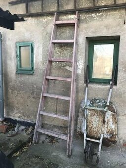 staré štafle a stavební kolečko-nabídněte