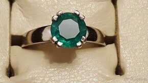 Zlatý prsten s přírodním smaragdem.