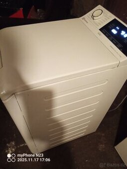 Vrchem plněná pračka Electrolux