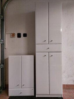 Dvě koupelnové skříňky, bílé