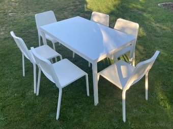 Rozkládací jídelní stůl + 6 židlí.