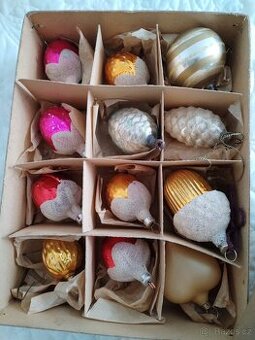 Staré ozdoby na stromeček.