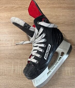 Dětské hokejové brusle Bauer Vapor X300 ve velikosti 1-33,5e