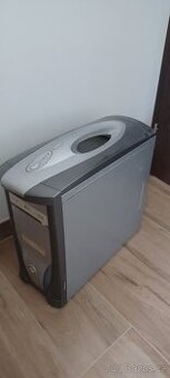 stolní počítač šedý