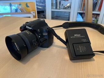 Digitální zrcadlovka Nikon D3200 s oběktivem Nikon AF-S 35mm