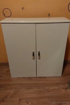 Závěsná skříň do koupelny