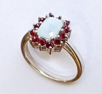 Nádherný stříbrný prsten s granáty.