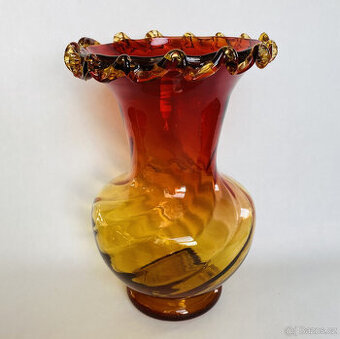 Starožitná velká tvarovaná váza 25 cm, Amberina sklo