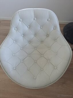 Bílé koženkové křeslo