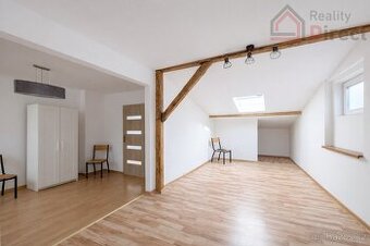 Pronájem podkrovního bytu 2+1, Staroměstské náměstí, Mladá B