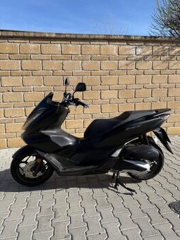 Honda PCX 125 2023 najeto pouze 370 KM