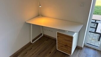 Moderní pracovní stůl s úložným prostorem – jako nový
