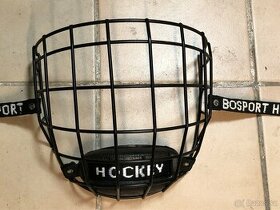 Mřížku na hokejovou helmu
