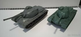 Dva plastové vojenské tanky