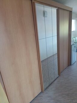 ŠATNÍ SKŘÍŇ s posuvnými dveřmi