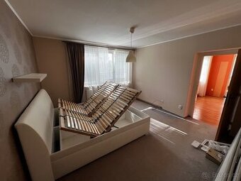 Postel s úložným prostorem 180x200 a stavitelným roštem