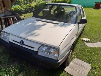 Sedačky a díly škoda favorit